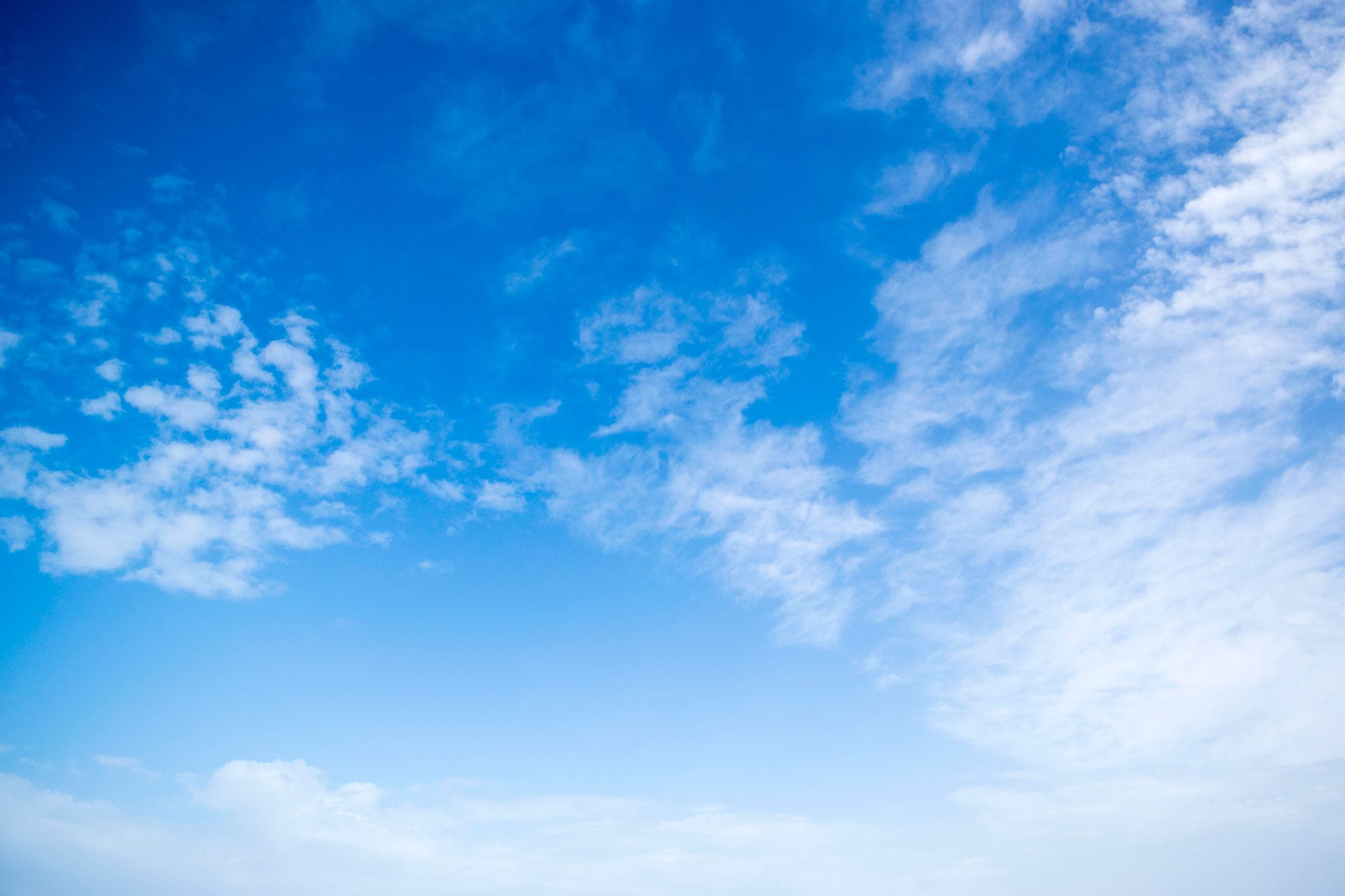 Ciel bleu lumineux, voile de nuages légers